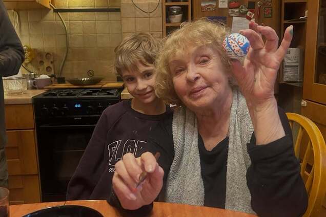 Ада Роговцева показала, как готовилась к Пасхе в большом семейном кругу: приехали даже внук и зять с фронта. Фото