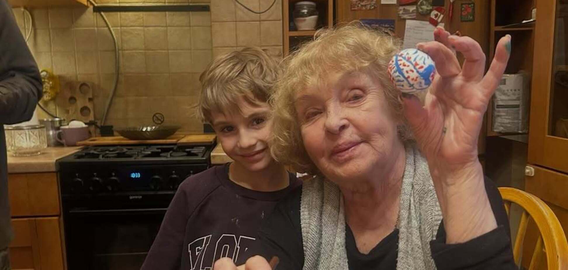 Ада Роговцева показала, как готовилась к Пасхе в большом семейном кругу: приехали даже внук и зять с фронта. Фото