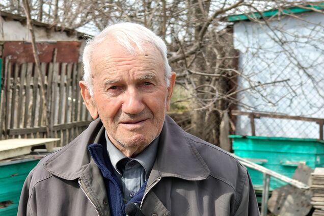 Во дворе собрал полведра обломков от снарядов: 85-летний украинец самостоятельно восстанавливает хозяйство после обстрелов. Фото и видео
