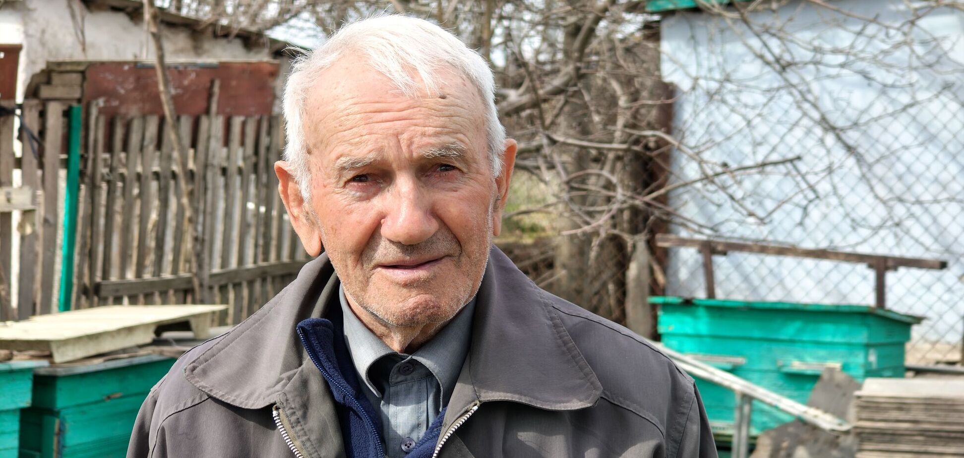 У дворі зібрав пів відра уламків від снарядів: 85-річний українець самотужки відновлює господарство після обстрілів. Фото і відео