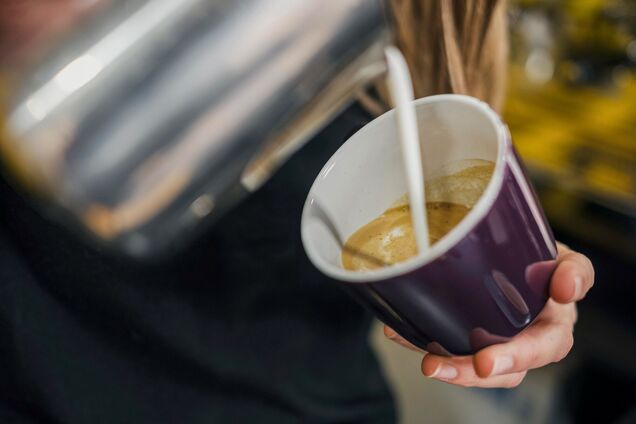 Ілюстрація - дівчина робить кавовий напій