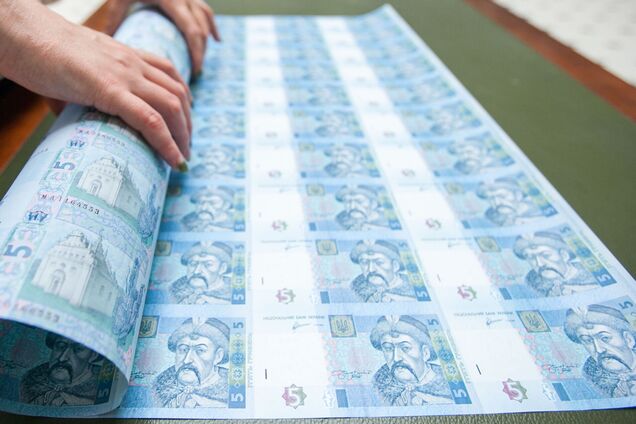 Які паперові гривні припинили вважатися грошима