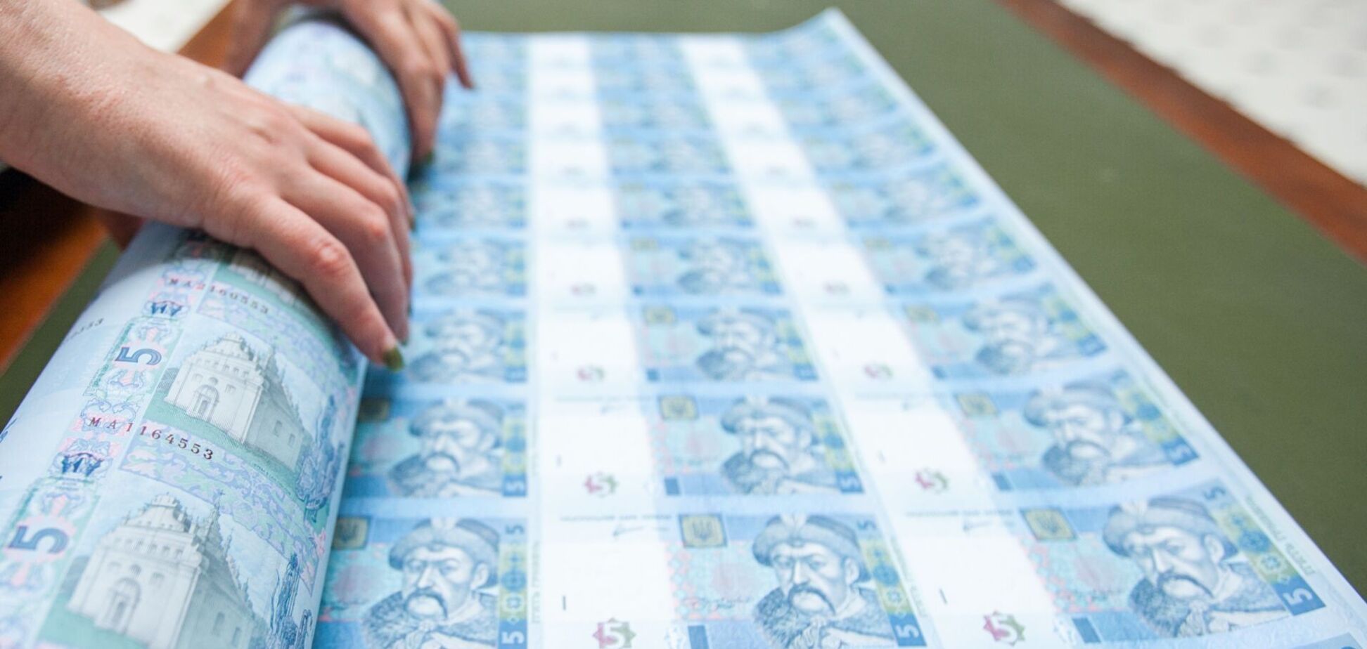 Які паперові гривні припинили вважатися грошима