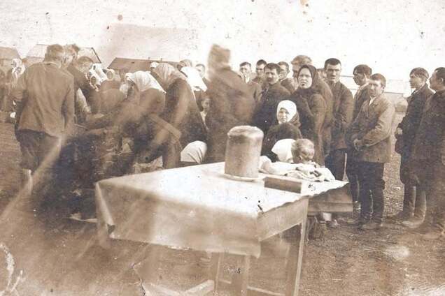 Великодні гойдалки: у мережі показали старе фото традиції з Донеччини