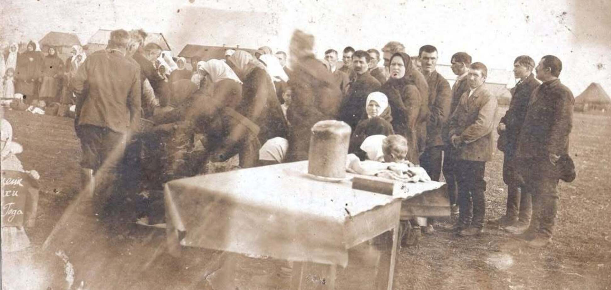 Великодні гойдалки: у мережі показали старе фото традиції з Донеччини