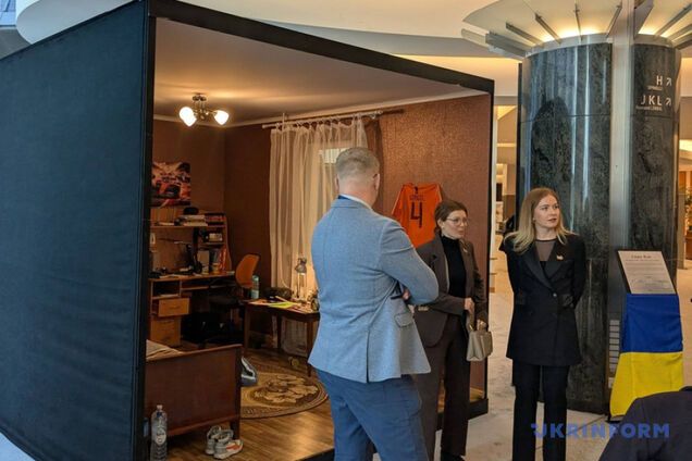 'Порожні ліжка': у Європарламенті відкрили інсталяцію, присвячену українським дітям, викраденим Росією. Фото