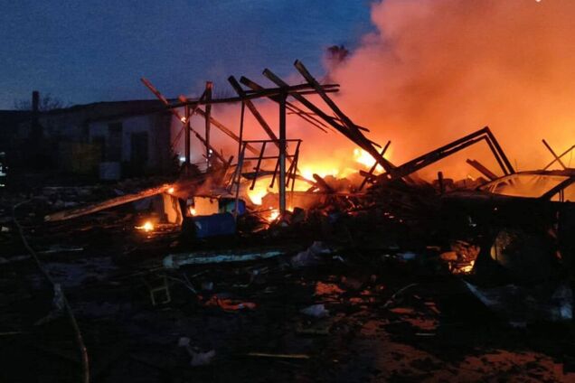 Россия массированно атаковала юг Одесщины: повреждено гражданское судно под флагом Панамы, разрушено СТО. Фото и видео