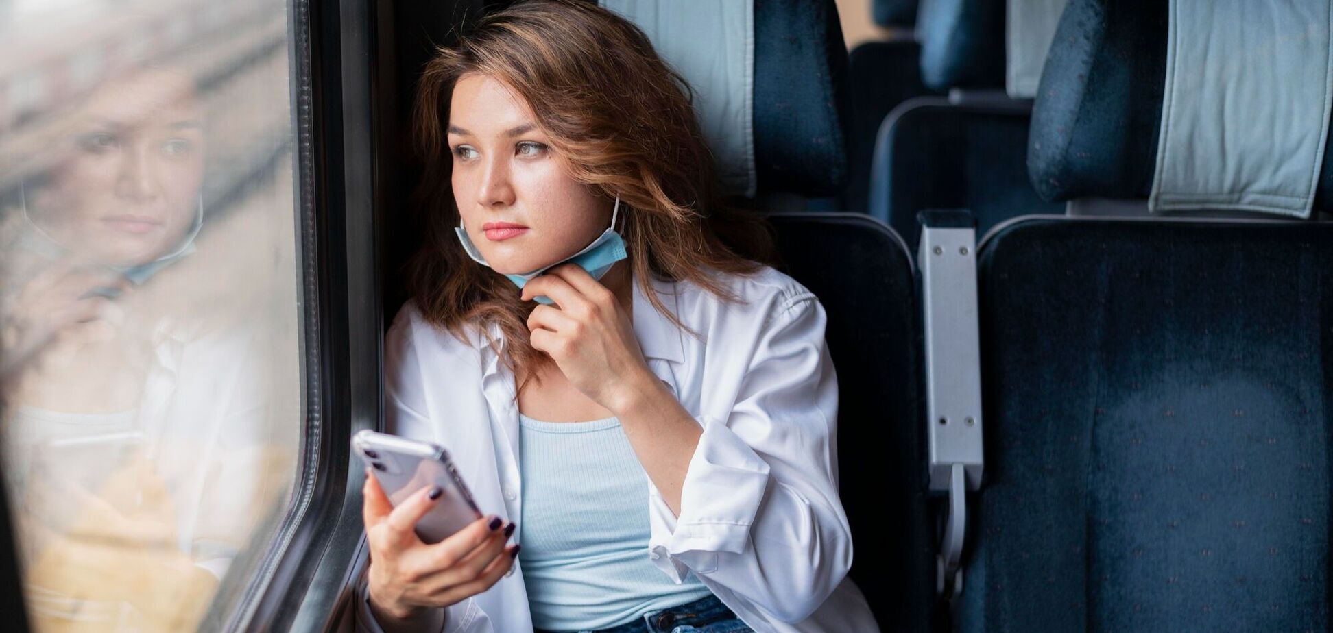 Иллюстрация - пассажирка поезда со смартфоном