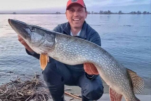 В Днепре рыбак поймал 'трофейную' щуку весом более 6 кг. Фото