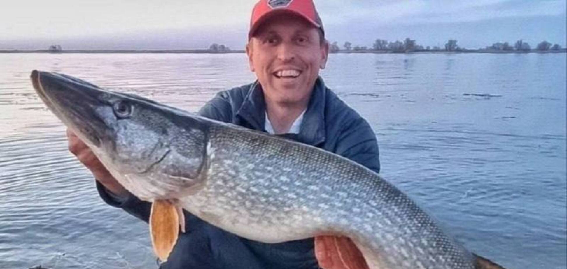 В Днепре рыбак поймал 'трофейную' щуку весом более 6 кг. Фото