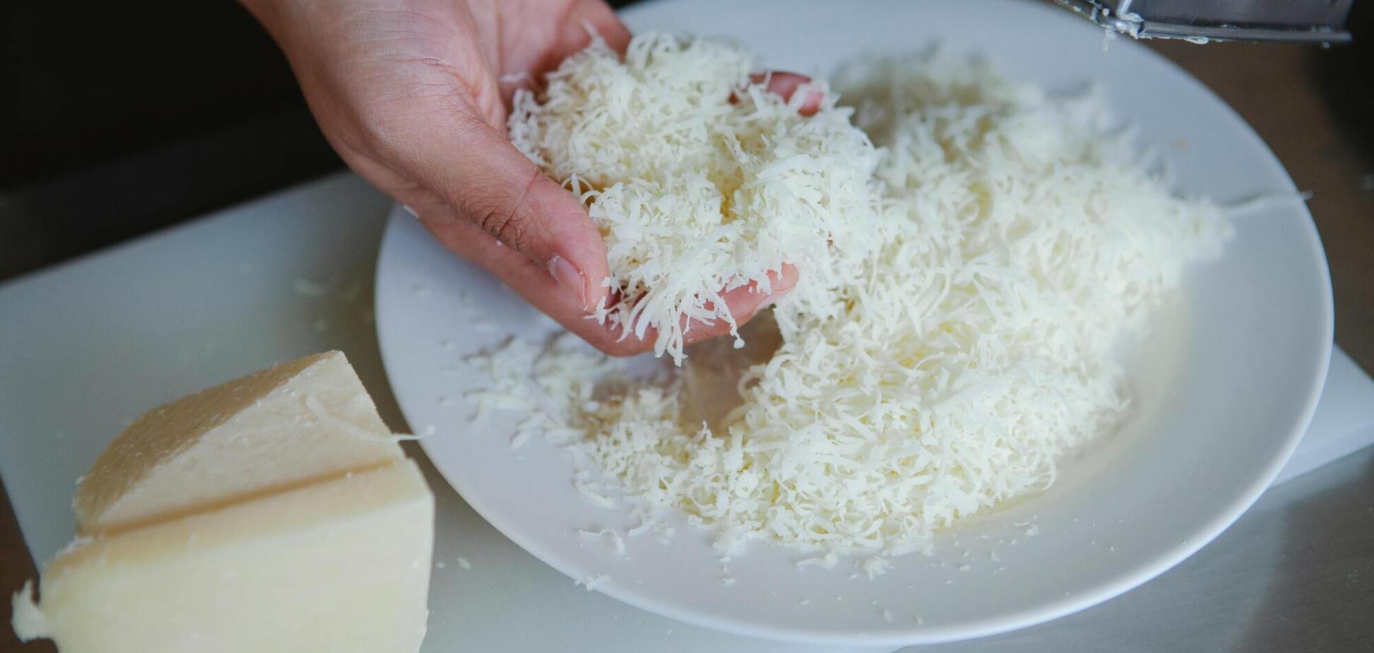 Як натерти сир без відходів та набагато швидше: правильний спосіб