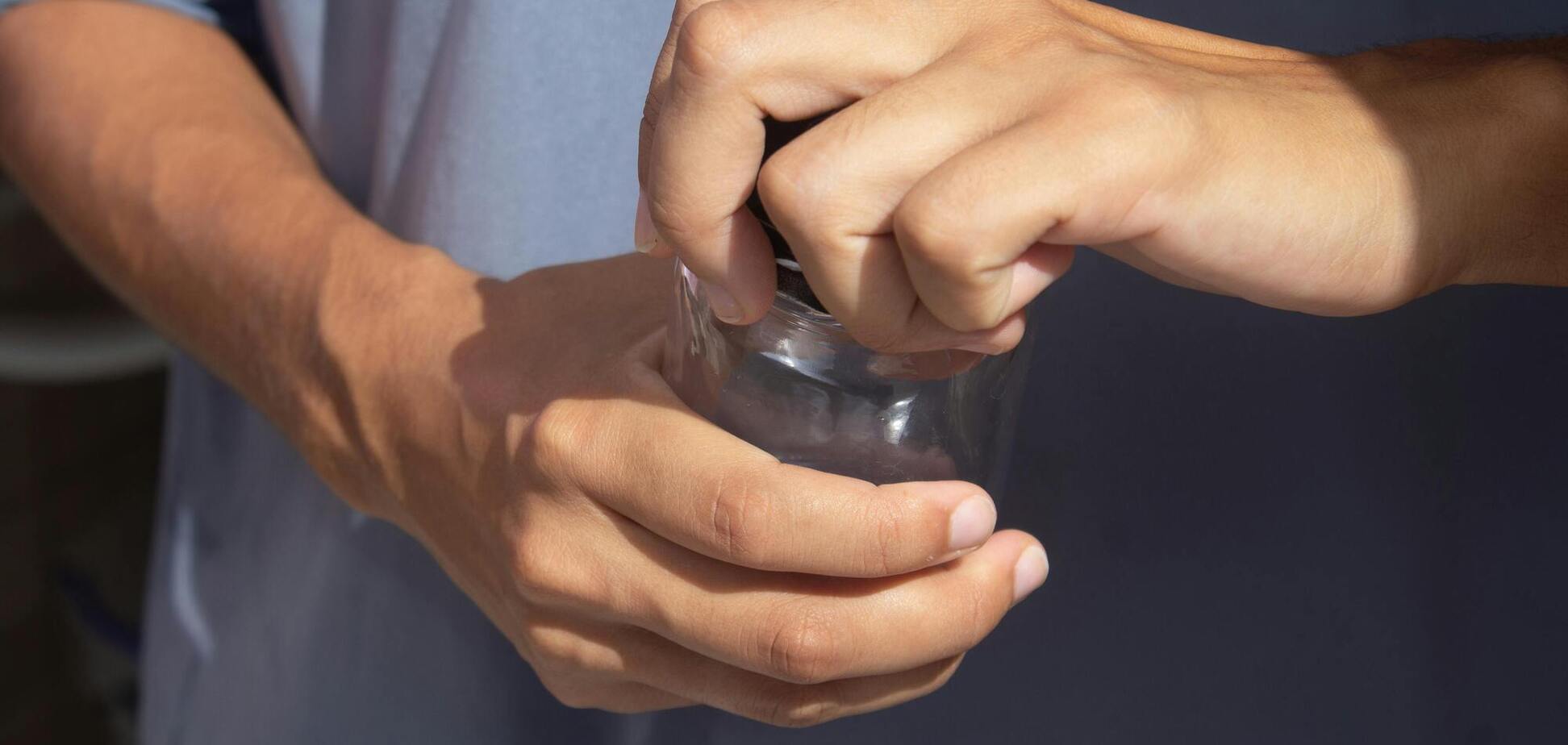 Как без труда открутить крышку стеклянной банки: неожиданный и такой легкий трюк