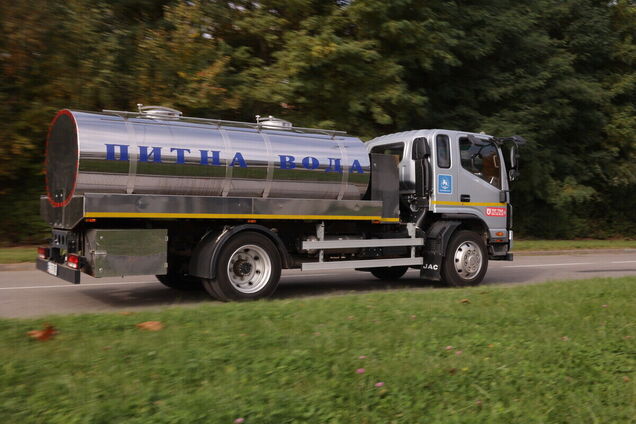 Иллюстрация - водовоз с питьевой водой