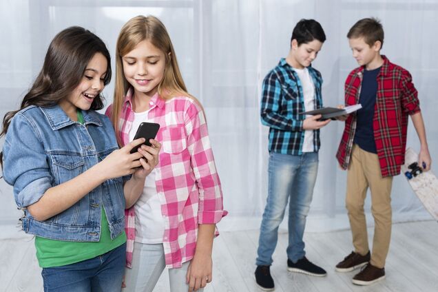 Скільки часу учні 7–9 класів сидять у телефоні? Невролог шокував мережу статистикою в одній із українських шкіл