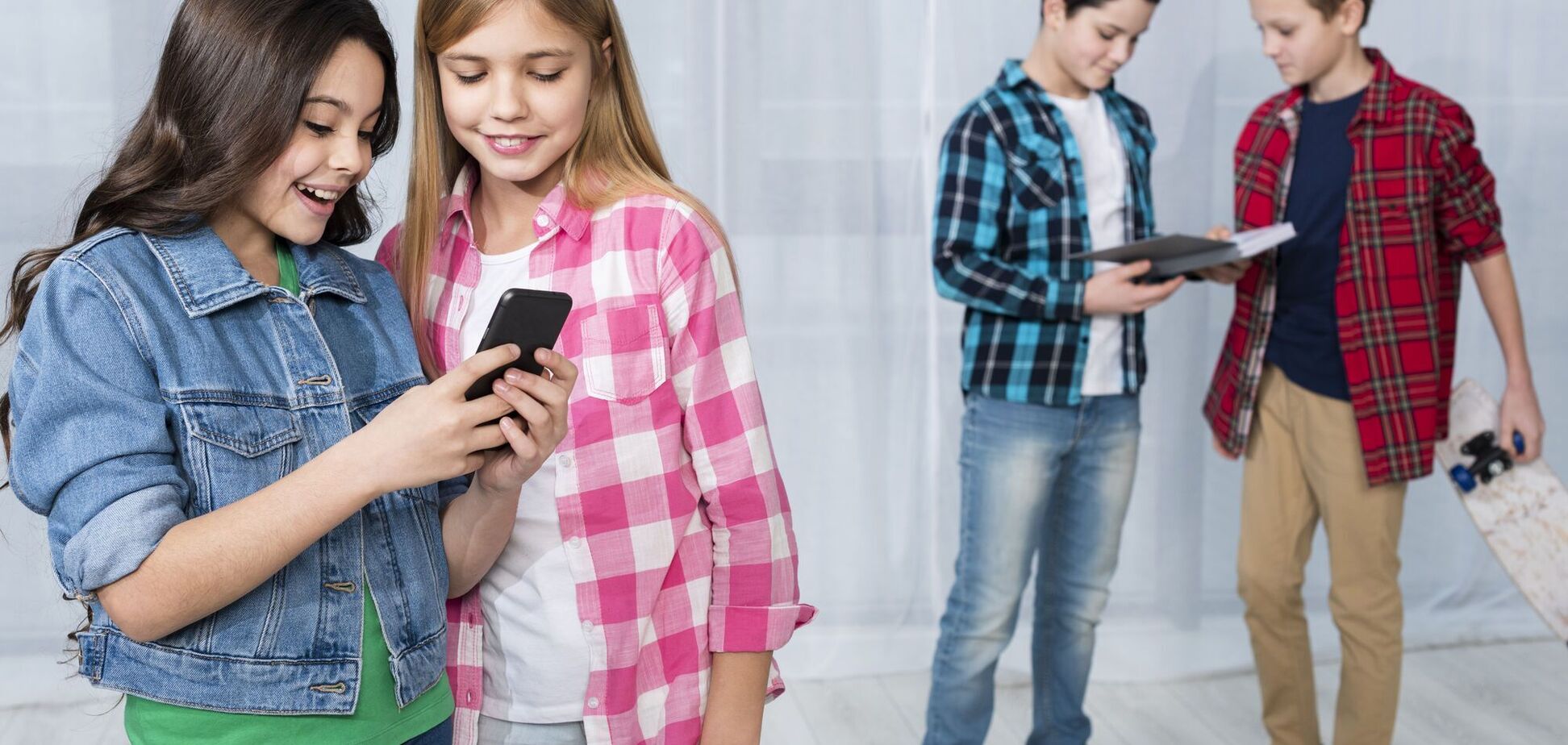 Скільки часу учні 7–9 класів сидять у телефоні? Невролог шокував мережу статистикою в одній із українських шкіл