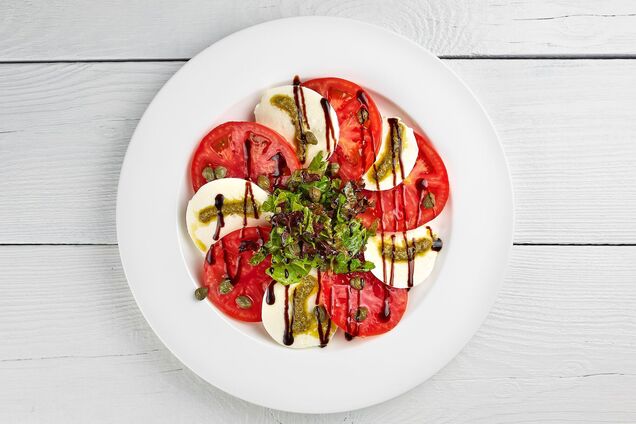 Яркий салат капрезе с помидорами и сыром: рецепт универсальной закуски