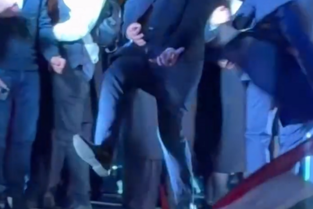 Епічний 'танець радості' майбутнього міністра охорони здоров'я Угорщини після фіаско Орбана підкорив соцмережі. Відео