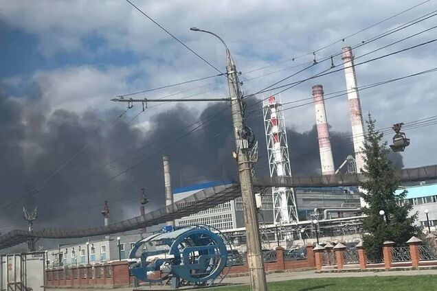 Поднялся дым: в Башкортостане атакован нефтехимический завод, который производит авиационное топливо. Фото и видео