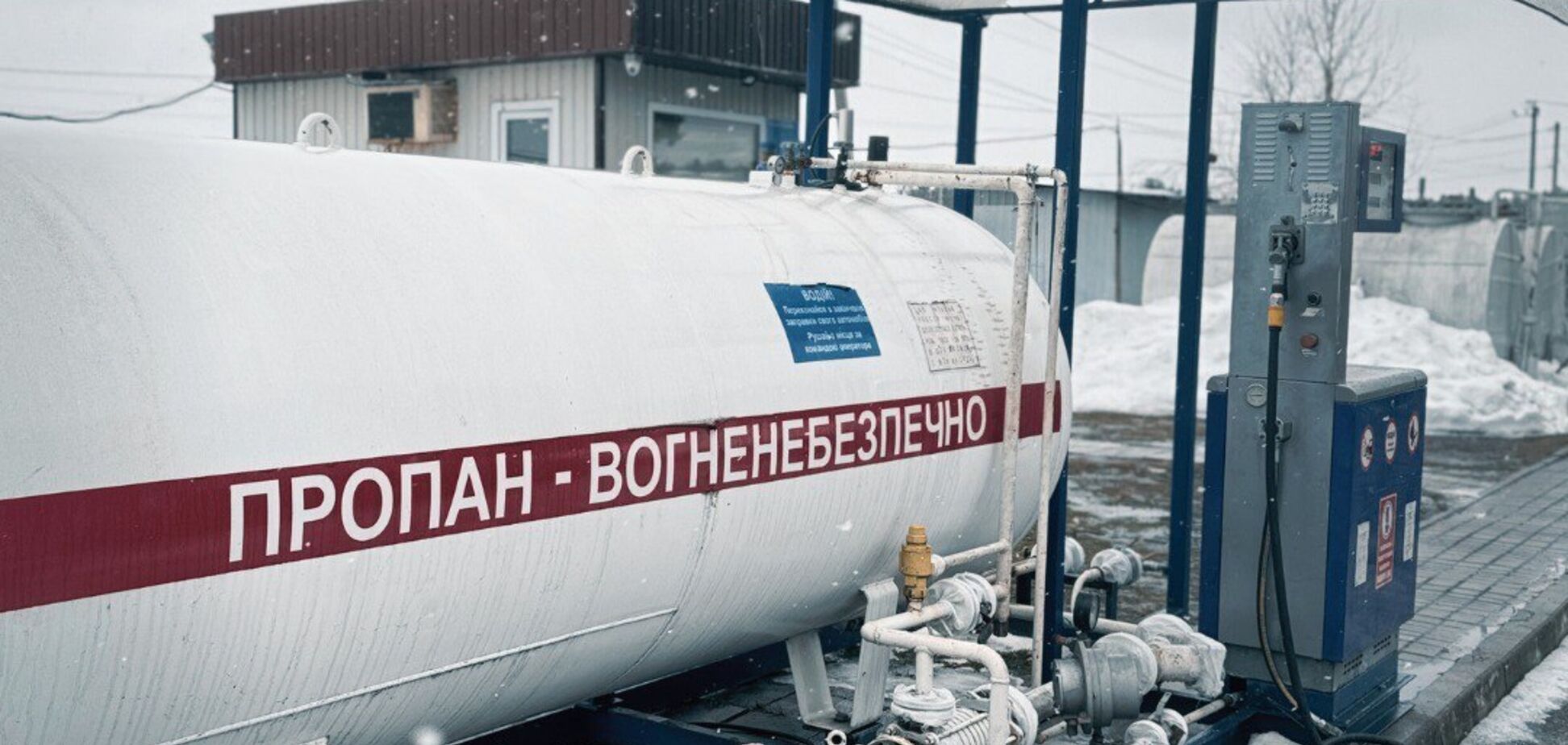 Фото: изображение подпольной АЗС, деятельность которой остановило БЭБ