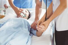 На Хмельниччині внаслідок самолікування батьками 15-річна дівчинка опинилася в реанімації: розвинувся сепсис. Фото