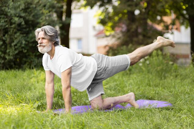 Сильное тело после 60: упражнения без гантелей, которые реально работают