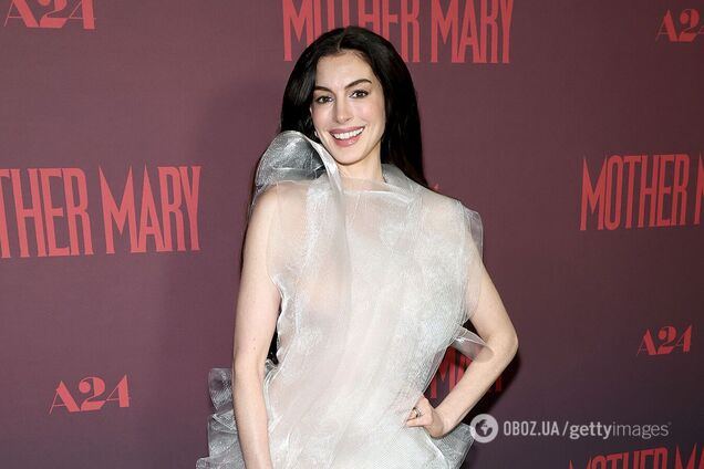 Икона стиля Энн Хэтэуэй вышла на красную дорожку в платье украинского бренда. Эффектные фото