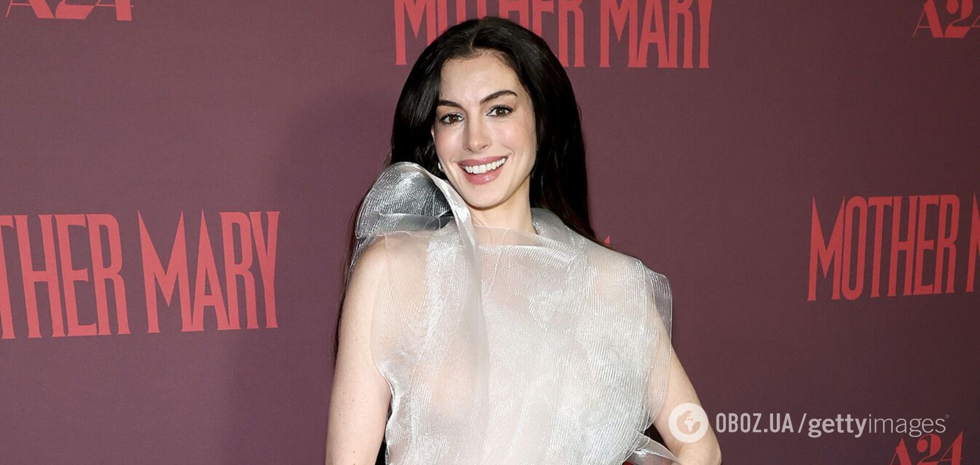 Ікона стилю Енн Гетевей вийшла на червону доріжку в сукні українського бренду. Ефектні фото