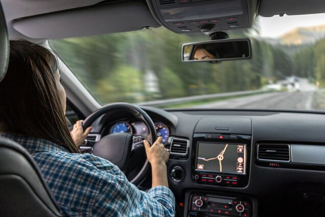 Иллюстрация - женщина за рулем авто