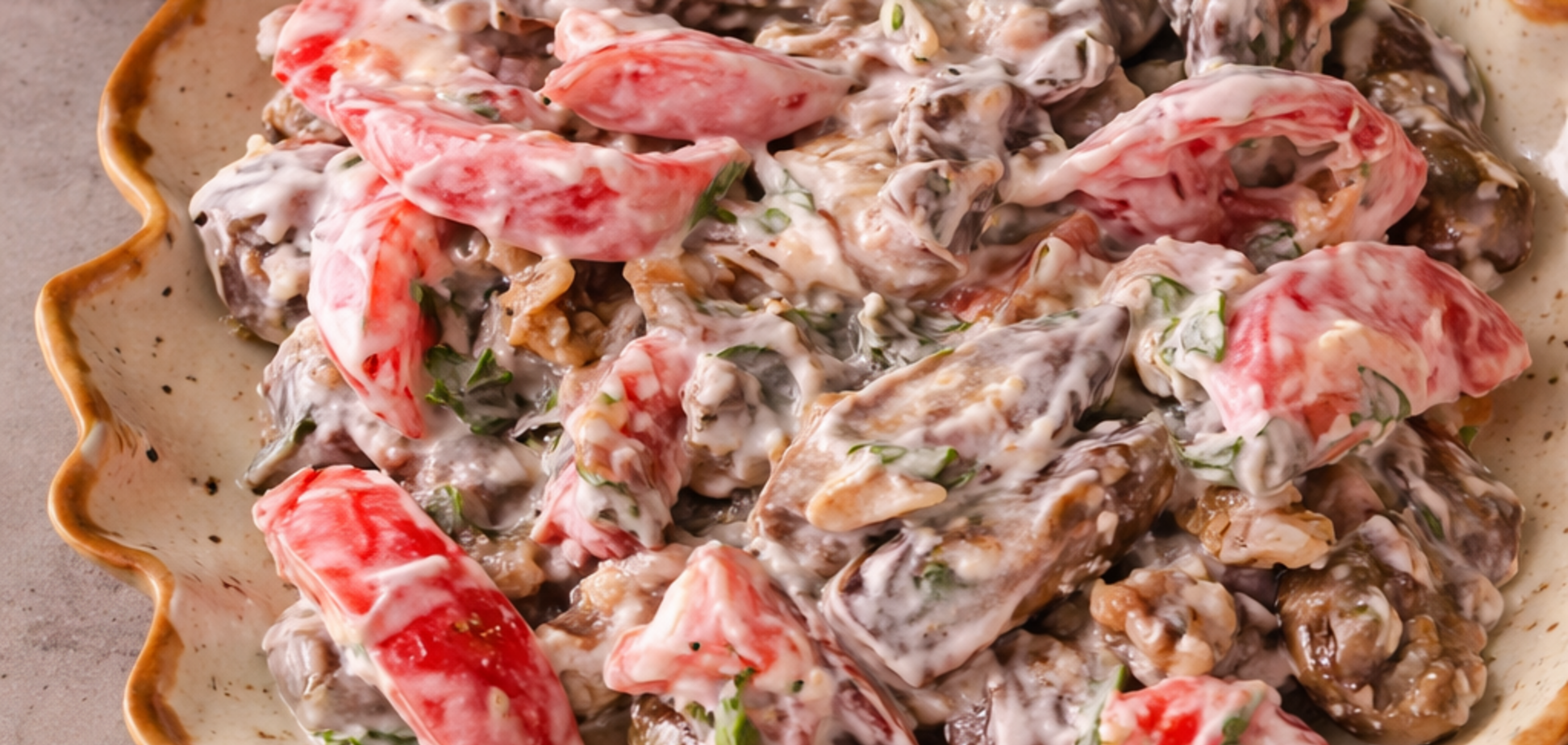 Вкусный салат с баклажанами, помидорами и чесноком: чем заправить