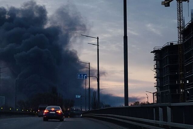 В Киеве после российской атаки поднялся черный дым: количество жертв возросло. Фото и видео