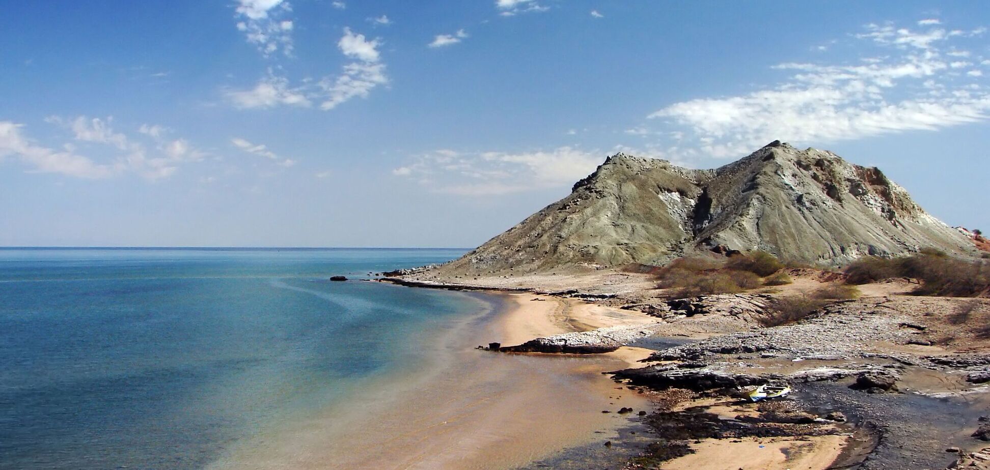 В Ормузькій протоці, яка прогриміла на весь світ, є острів: його краса зачаровує