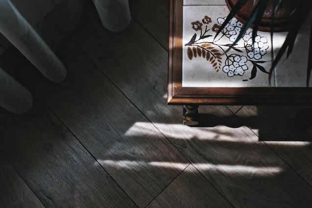 Як прибрати подряпини з паркету без дорогих засобів: бюджетне рішення