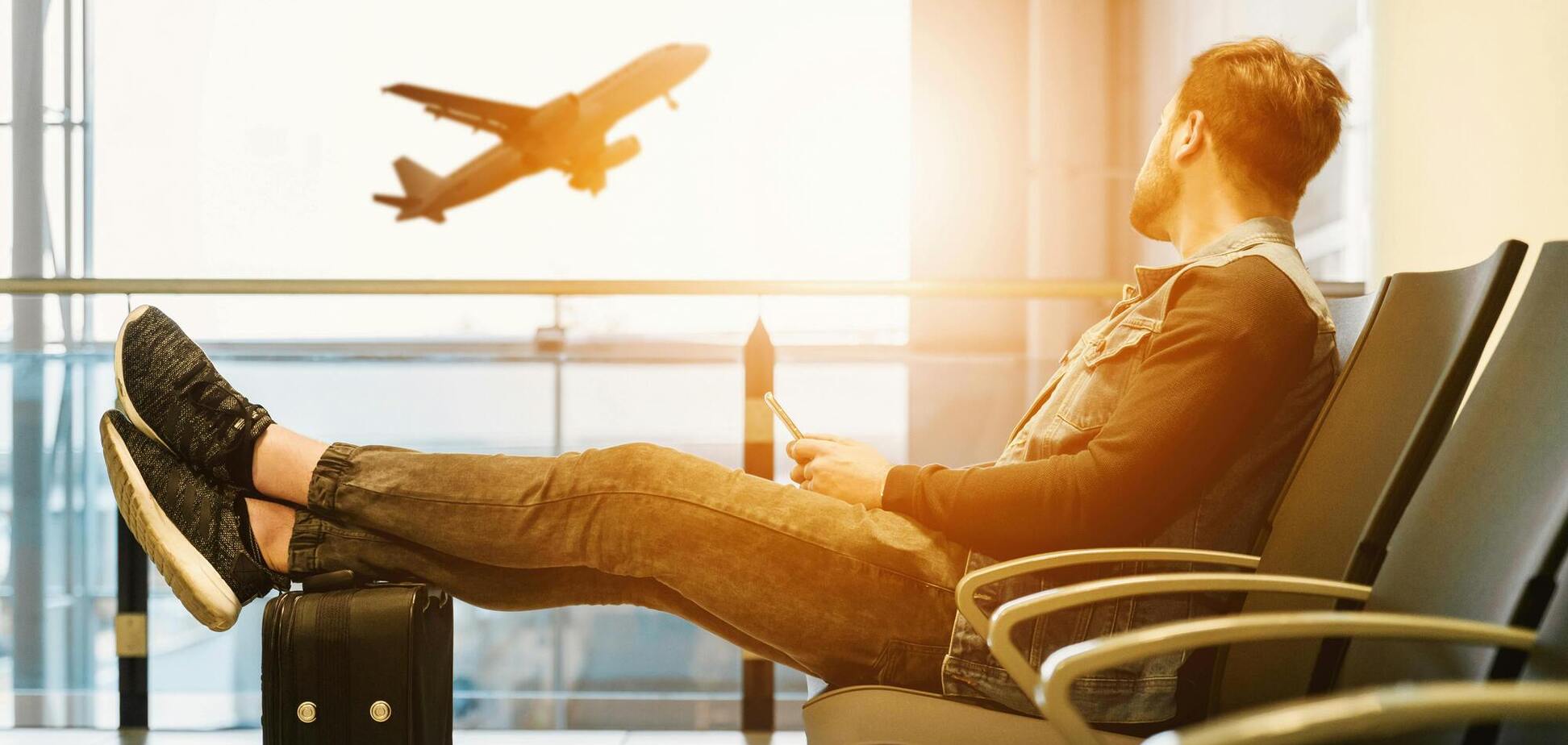 Ілюстрація - пасажир в аеропорту