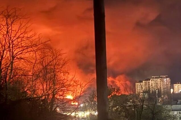 В российском Туапсе атакован НПЗ: загорелись резервуары с нефтью. Фото и видео