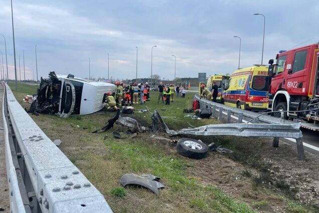 Врізався у відбійник: у  Польщі перекинувся мікроавтобус з українцями, є постраждалі. Фото