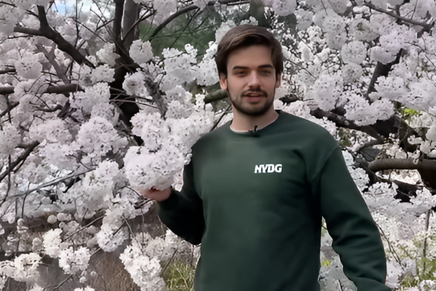 'Проклятие привлекательности'. Американский садовник стал жертвой похотливых комментариев после невинного видео с цветами: как он выглядит