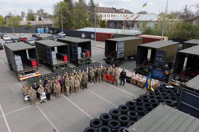 Едут прямо на позиции: Порошенко передал в подразделения ВСУ технику для шиномонтажа, шины и зарядные станции