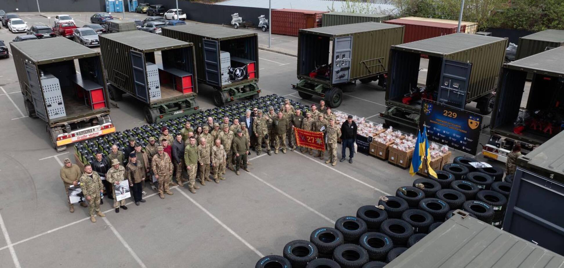 Їдуть просто на позиці: Порошенко передав у підрозділи ЗСУ техніку для шиномонтажу, шини та зарядні станції