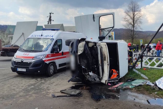 На Прикарпатті автомобіль зіштовхнувся з маршруткою: водій загинув, пасажири постраждали. Фото