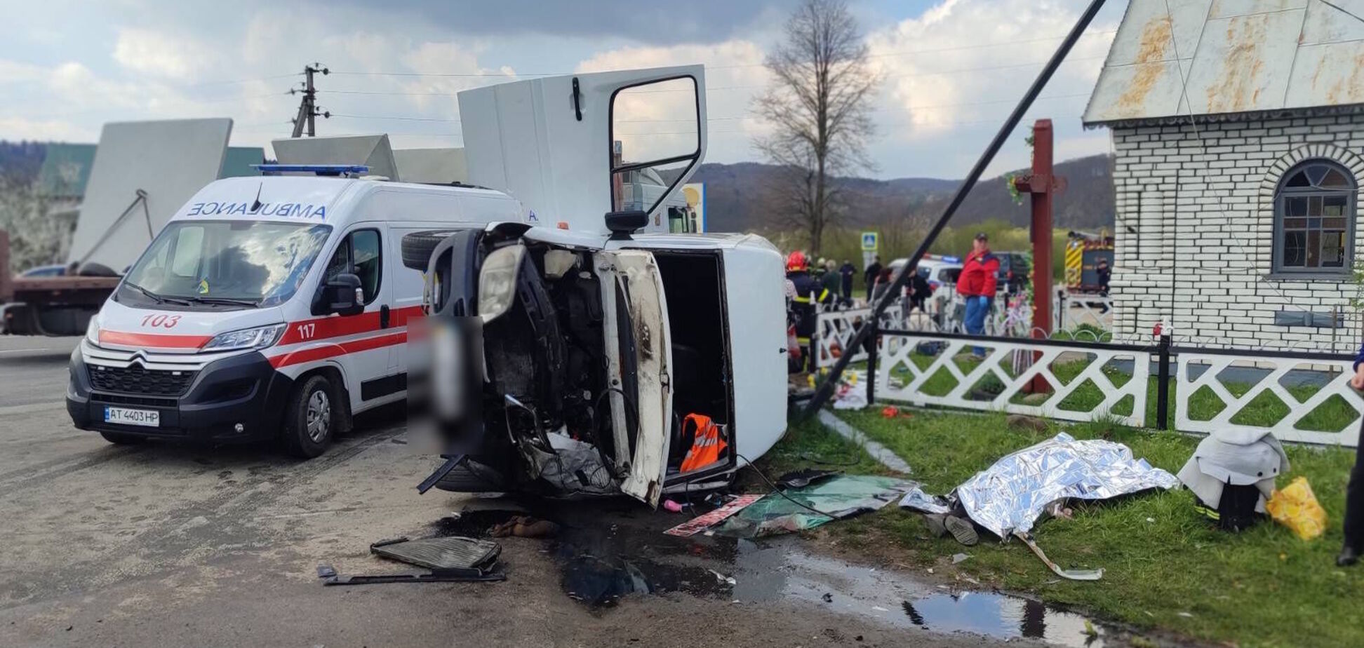 На Прикарпатті автомобіль зіштовхнувся з маршруткою: водій загинув, пасажири постраждали. Фото