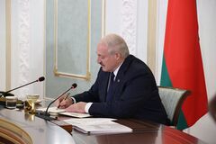 Лукашенко підписав указ про призов офіцерів запасу на військову службу: що відбувається