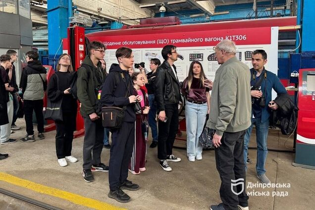 Панорамний трамвай і екскурсія на підприємство: у Дніпрі до Дня громадського транспорту провели екскурсію для молоді