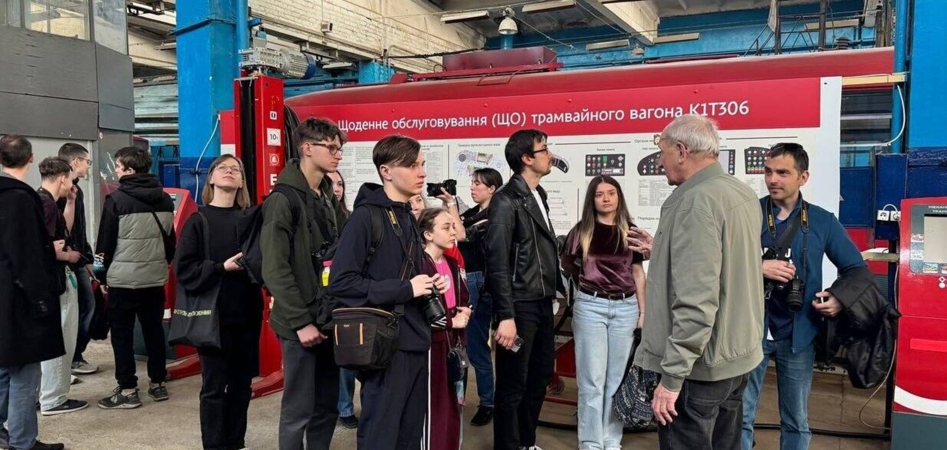 Панорамний трамвай і екскурсія на підприємство: у Дніпрі до Дня громадського транспорту провели екскурсію для молоді