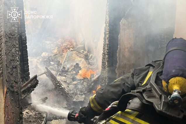 Росія вдарила по Запоріжжю: горять авто, є постраждалі. Відео