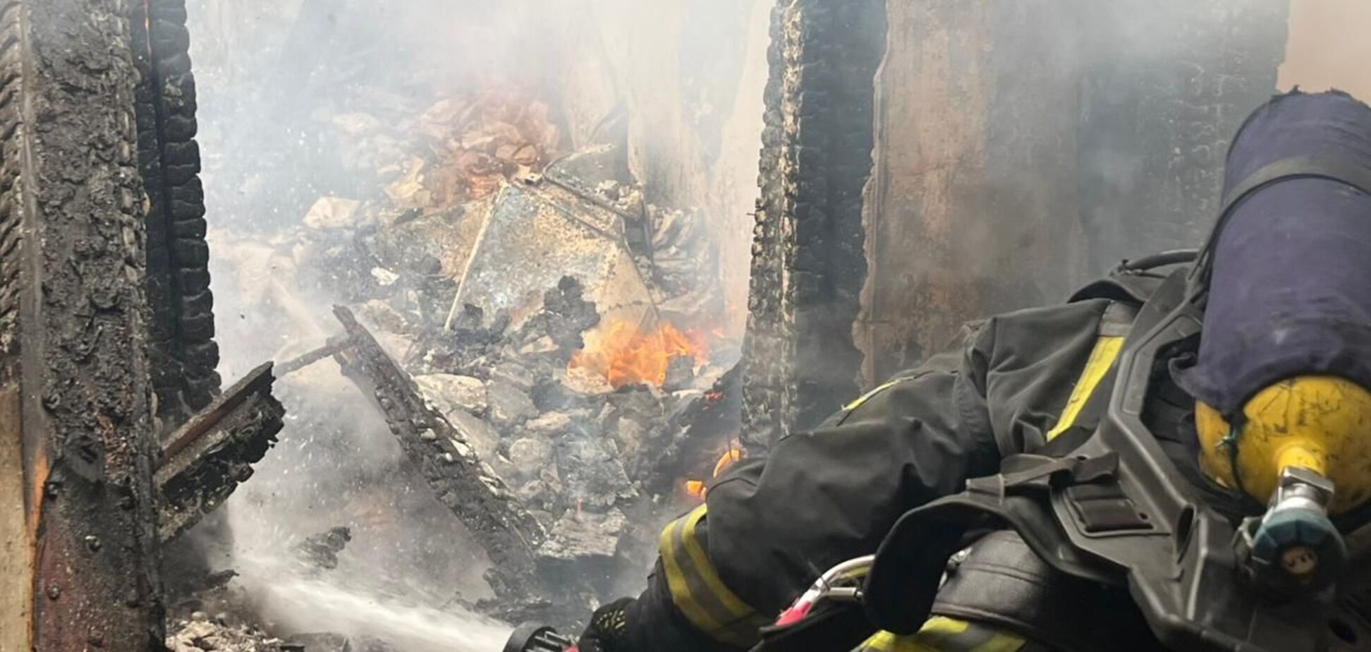 Росія вдарила по Запоріжжю: горять авто, є постраждалі. Відео