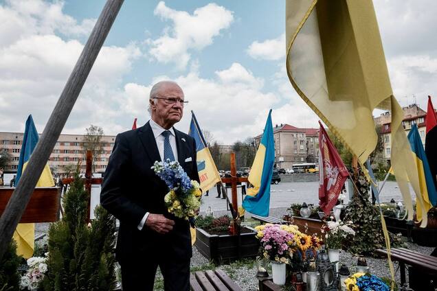 Король Швеції прибув до України вперше за 14 років і вшанував із Зеленським памʼять загиблих захисників. Відео