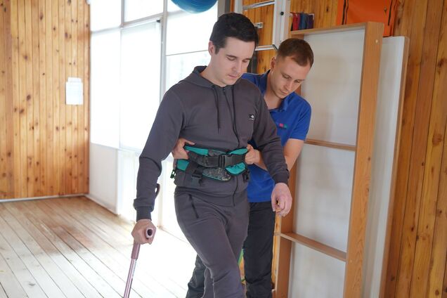 'Мечтаю самостоятельно ходить': Фонд Рината Ахметова помог с реабилитацией тяжелораненного Андрея, пострадавшего во время удара по Киеву