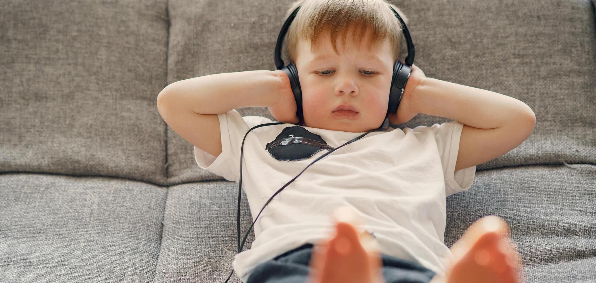 Як покращити пам'ять та увагу школяра без репетиторів: дослідження виявило несподівану користь аудіокниг