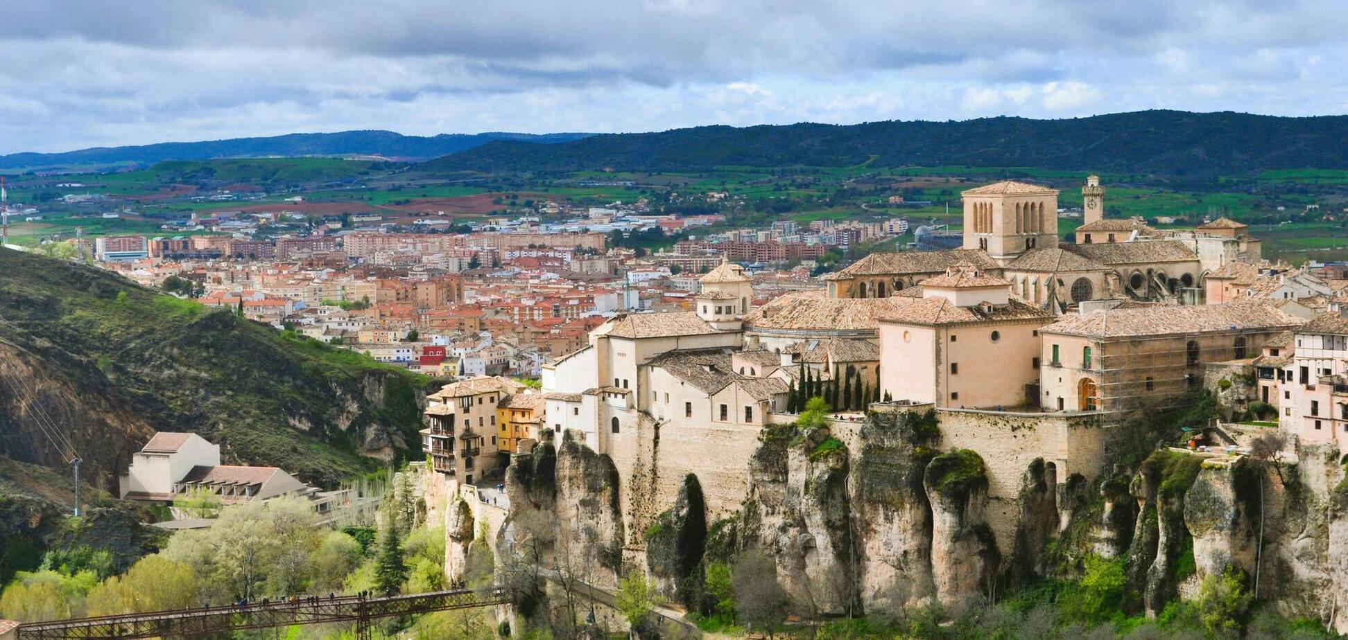 В Испании есть город, где дома 'висят' в воздухе: как так получилось