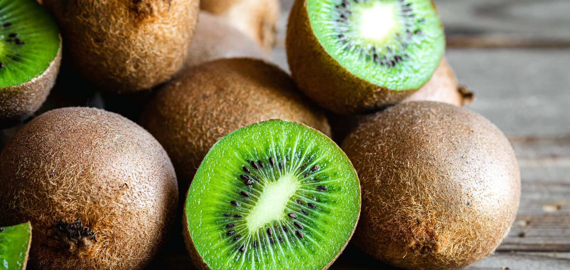 Что стоит съесть перед сном, чтобы крепко спать: эксперты назвали фрукт против бессонницы